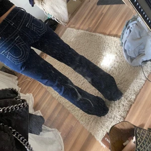 True religion jeans - Säljer nu mina true religion jeans då jag inte får super mycket användning utav dom och dom tyvärr är lite stora på mig. Dom är i modellen becca och relativt bra skick. Pris går att diskutera! Bara att skriva om du vill veta mått eller för bättre bilder 💗