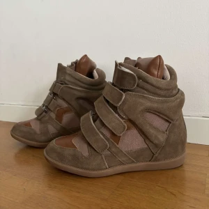 Isabel Marant skor - Säljer nu dessa fina Isabel Marant skor som ja köpte som present till min syster men dom passade tyvärr inte. Dem är helt nya och ändast testade. Köpta här på Plick, Box, påse och äkthetsbevis tillkommer inte. Hör av dig om du har någon fundering!!🙌🤝