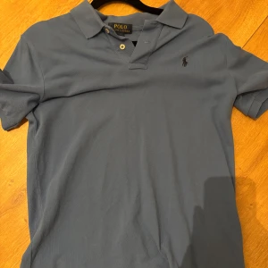 Ralph lauren pike - storlek S/Xs, knappt använd o är i ett väldigt bra skick. Skriv för fler bilder och pris kan diskuteras. 