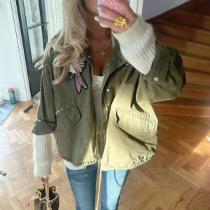 Jacka🩷🩷 - Säljer denna eftertraktade jacka!! 🩷🩷🩷😁😁😁 så snygg