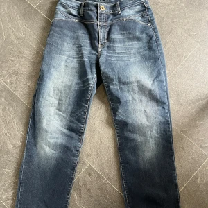 Blå jeansbyxor från Jeans by Bessie - Snygga blå jeansbyxor från Jeans by Bessie. Raka och lågmidjade! 