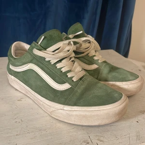 Vans Old Skool - Säljer dessa gröna Vans skor i grön mocka. Dom är i gott skick men bara lite smutsiga, tvättar dom innan jag skickar dom. Kom dm för frågor eller funderingar. Pris kan diskuteras vid snabb affär.