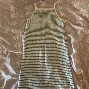 Randig stickad klänning från H&M - Säljer en stickad klänning från H&M i storlek 164 i väldigt bra skick men säljer för att den är för kort för mig❤️❤️