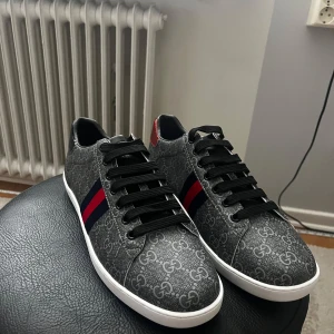 Gucci sneakers  - Säljer ett par snygga Gucci sneakers i grått med GG-monogram! Skorna är aldrig använda