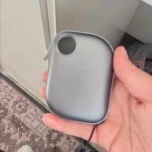 Powebank+handvärmare - Funkar laddare följer med