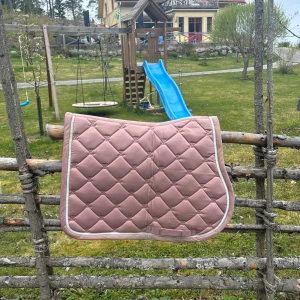 Lamicell schabrak & matchande huva  - Säljer detta fina Lamicell schabrak i rosa, finns även tillhörande huva om man vill som kostar 100kr😊 Schabraket är i jätte bra skick och endast använd några få gånger. 