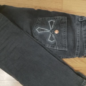 Svarta bootcut jeans  - Svarta bootcut jeans från Gina Tricot. En knapp har ramlat av. Och jeansen är lite smutsiga men går att tvätta bort lätt. Ungefär en S.