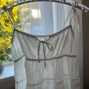  linnetopp med knytband - Säljer denna  blus/detta linne då jag ej använder den. Inga skador eller missfärgningar. Skriv för bilder me toppen på! ❤️Står ej vad d är för storlek men skulle gissa på S❤️