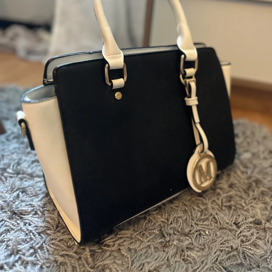 Svart och vit handväska  - 1