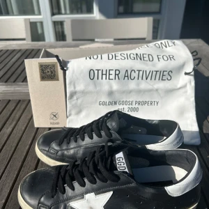 Svarta sneakers från Golden Goose - Säljer ett par svarta Golden Goose då det har blivit för små. Skorna har inga defekter och är i bra skick. Sött of ingår.Ny pris 5500kr. Perfekta för våren och sommaren. Bara att höra av sig vid minsta fundering. Priset kan diskuteras vid snabb affär.