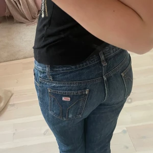  bootcut jeans från Miss sixty!! - Säljer ett par bootcut jeans från Miss sixty i bra skick. Jeansen är mid/lowaist och är i storlek 27. Jag har dock klippt jeansen då de var för långa men passar bra i längden på en som är ca 160-165 cm lång. Pris kan diskuteras!