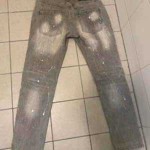 Grå Dsquared2 jeans - Säljer ett par grå jeans från Dsquared2