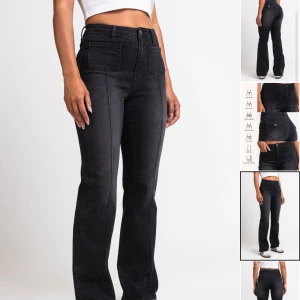 Svarta bootcut jeans med fickor - Svarta jeans med bootcut-passform och midja under naveln.. Byxorna har stora framfickor och klassiska bakfickor med knappdetalj. Perfekta för en trendig och avslappnad look. Original pris:700 plus frakt.