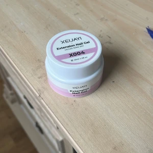 Xejayi Extension Nail Gel X004 - Xejayi Extension Nail Gel i nyansen X004. Gelen är rosa och kommer i en rund vit plastburk med skruvlock. Perfekt för att bygga och förlänga naglar med UV/LED-lampa. Innehåller 30 ml.p ( bilden som vissa är färgen är en annan förpackning )