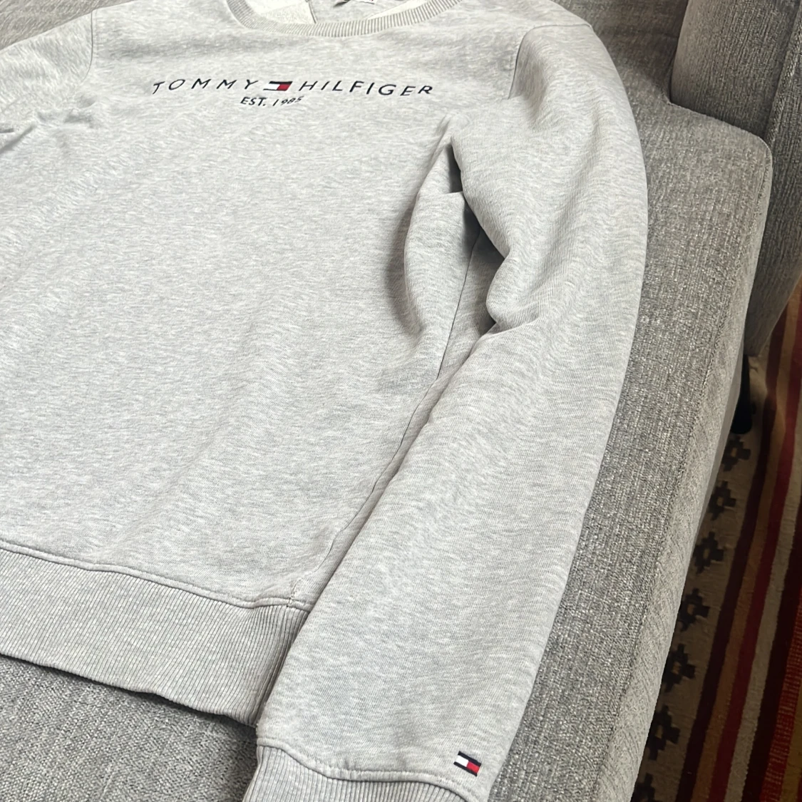 Ljusgrå sweatshirt från Tommy Hilfiger - 2