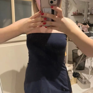 Mörkblå tubtopp från me&i - Fin topp/kjol. Storleken är 134/140, men jag som vanligen har Xs/S har valt att ha denna som en bandeau topp och då passar den perfekt💙 köpte den secondhand och därav vet jag ej om den ”ska” vara en kjol eller topp💙