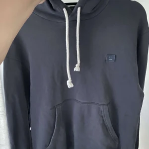 Svart hoodie från Acne Studios - Säljer min hoodie från Acne pga att den inte kommer till användning, köptes för ca ett års sen för 4500. Priset kan diskuteras💞