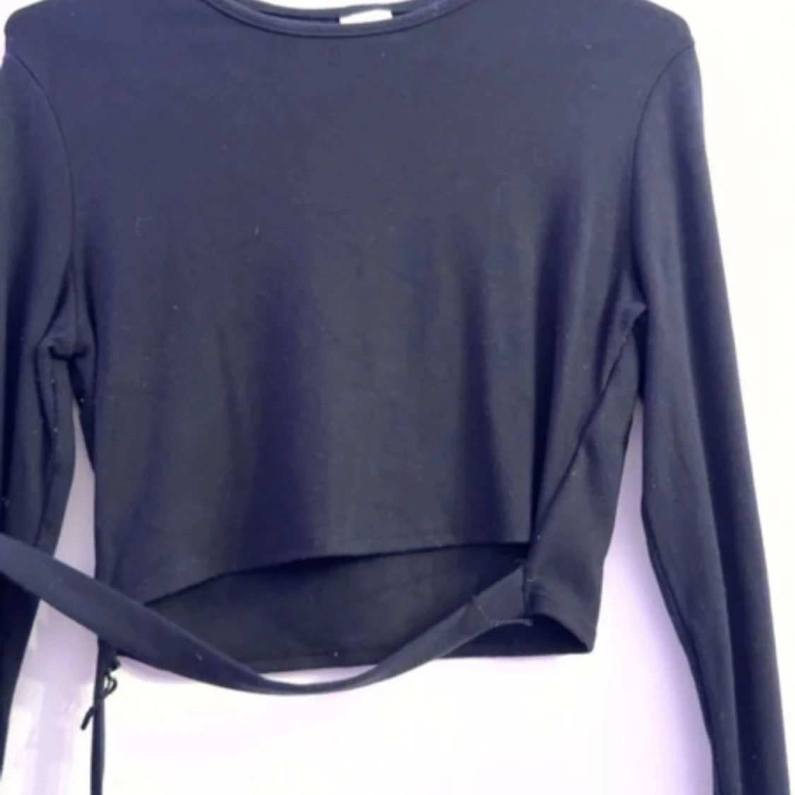 Svart croppad långärmad topp från H&M - 1