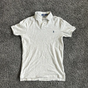 Ralph Lauren Piké - Säljer en stilren Ralph Lauren piké! Pikén är i bra skick, inga defekter, skick 8/10. Storlek S. Hör av er vid minsta fundering!💫