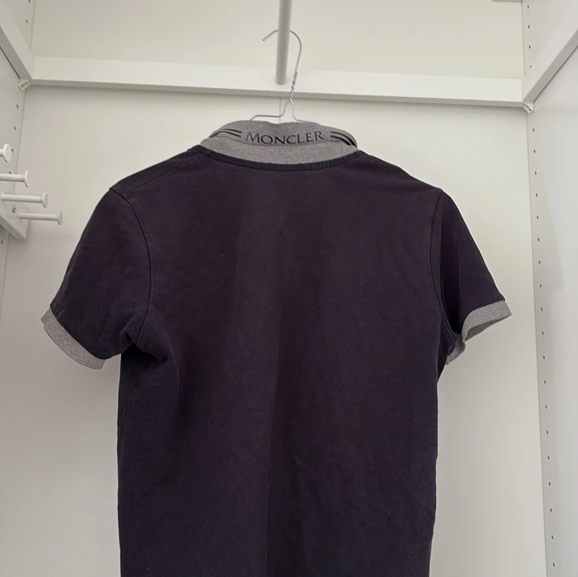 Mörkblå Moncler pikétröja med grå krage - 1