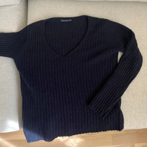 Stickad tröja  - Så fin mörkblå stickad kofta från Brandy Melville! One size men skulle säga XS/S 💓