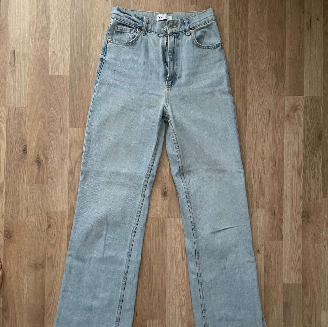 Ljusblå jeansbyxor från Zara