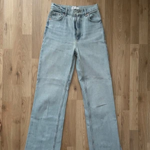 Ljusblå jeansbyxor från Zara - Säljer ett par ljusblå jeansbyxor från Zara med hög midja. 