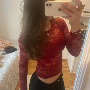 Spets topp - Skitsnygg röd spets topp❤️/Lånad bild