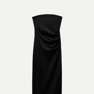 Klänning  - Säljer denna klänning från zara, endast använd en gång så är i helt nytt skick