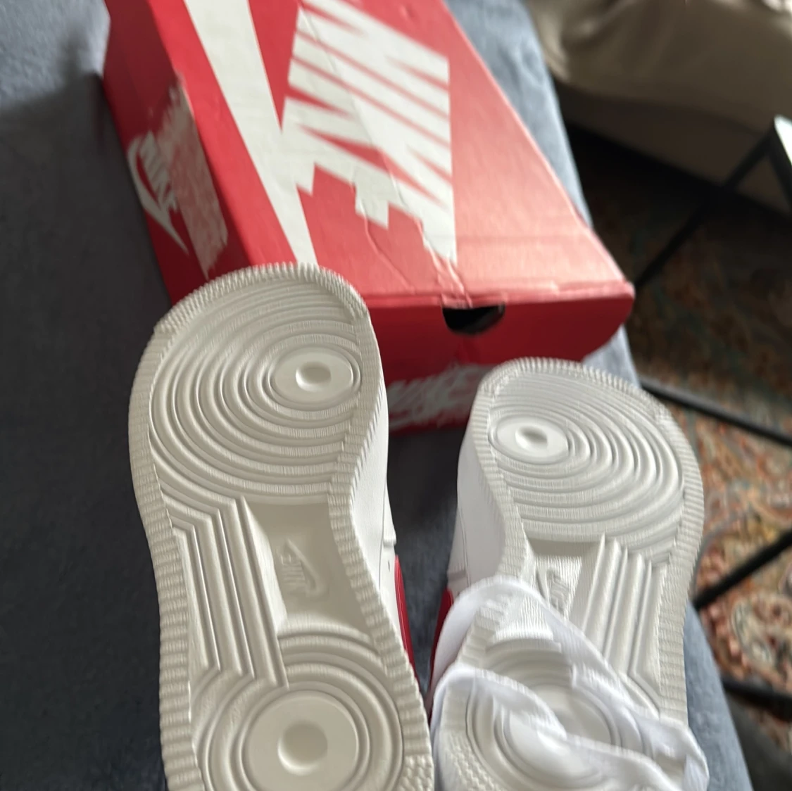 Nike Air Force 1 med röd swoosh helt oanvända pris kan diskuteras  - 3