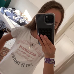 Zadig & Voltaire T-shirt!!💞 - Trendig T-shirt i bomull från Zadig & Voltaire.  Passar perfect till sommaren. Tvättas innan jag postar!!💞