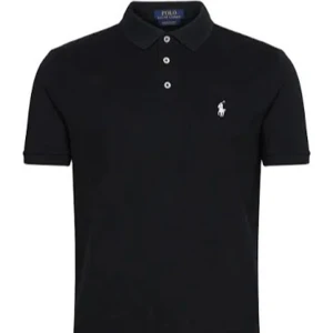Svart pikétröja från Polo Ralph Lauren - Klassisk svart pikétröja från Polo Ralph Lauren med vit broderad logga på bröstet. Tröjan har korta ärmar, krage och knäppning med två knappar framtill. Perfekt för en stilren och tidlös look.