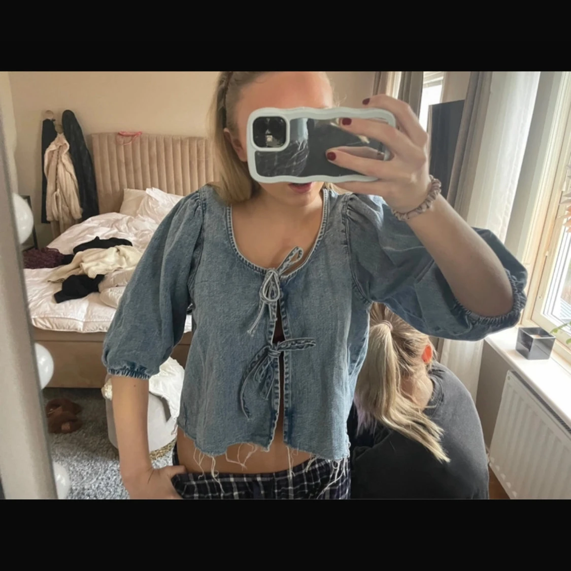 Jeansblus med knyt framtill