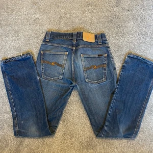 Nudie jeans - Tjena! Säljer ett par riktigt feta nudie jeans i bra skick! Storleken är 28/32 men lappen har ramlat av men de sitter fortfarande perfekt. De har en liten defekt som inte är märkbart (se bild). Jeansen är i mörkblå färg och passar super till en chill stil. PRIS KAN DISKUTERAS!
