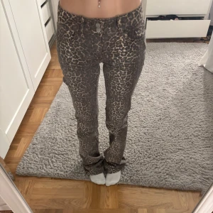 Lågmidjade bootcut leopard jeans - Leopard jeans från Nelly, använda ungefär 2 gånger. Jätte bra skick och super fina !! Storlek EU 34 (xs)