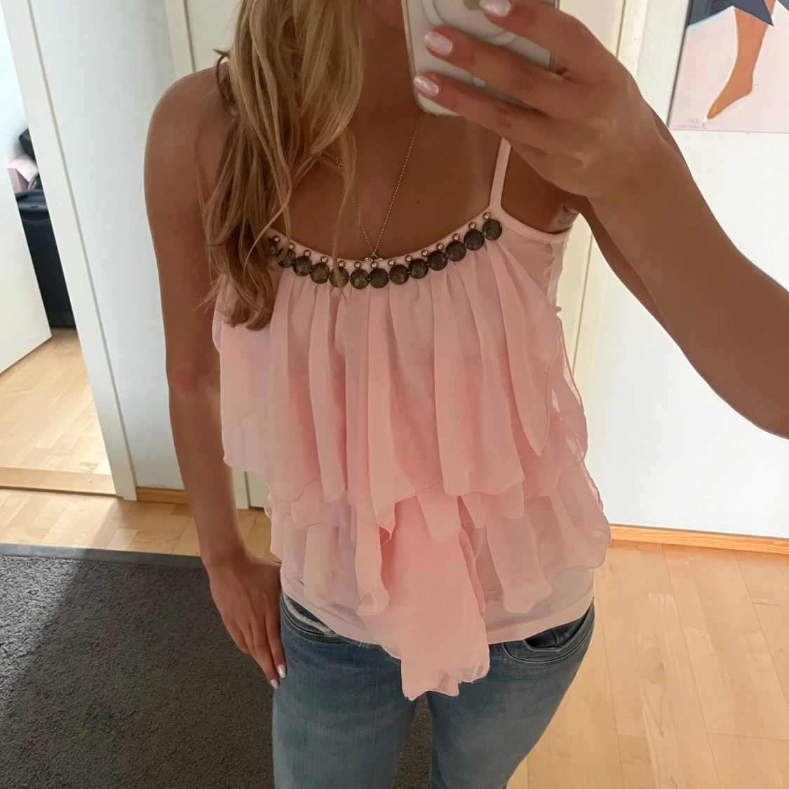 Ljusrosa volangtopp med pärldetaljer