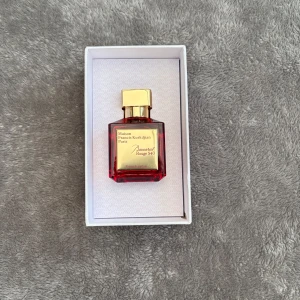 Baccarat Rouge 540 - Säljer en helt ny Baccarat Rouge 540. Originalbox och allt tillkommer. Priset är förhandlingsbart.