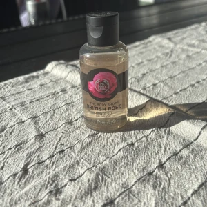 The Body Shop British Rose Shower Gel mini - En liten flaska duschgel från The Body Shop i doften British Rosé.Perfekt storlek för resan eller gymväskan.❣️❣️