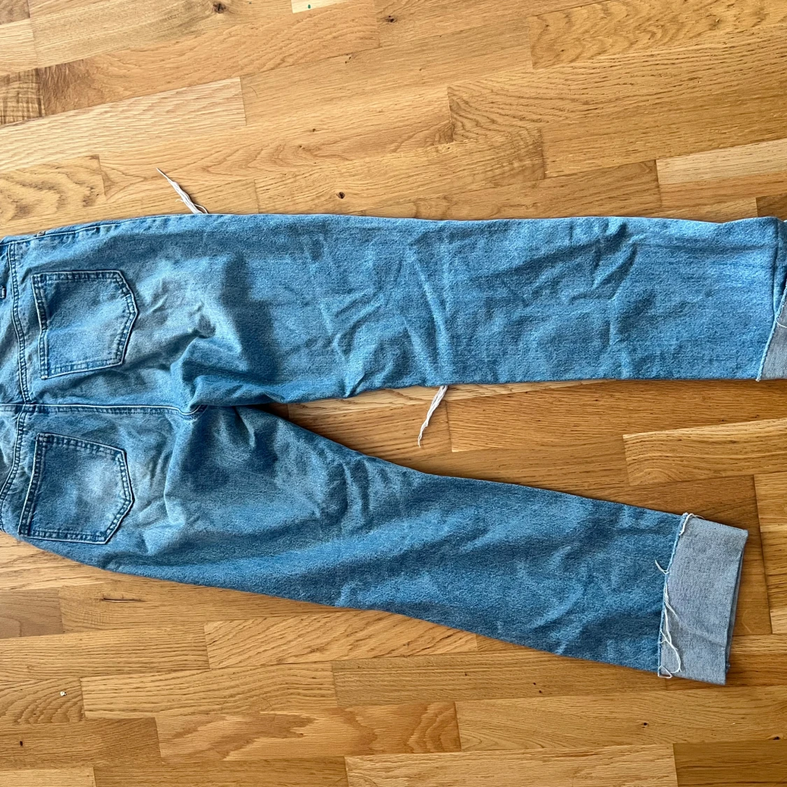 Blå slitna jeans från Missguided - 1