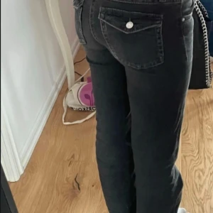 svarta flare jeans - Säljer dessa super fina svarta jeans för Gina tricot. Säljer för att dem är för små. Storlek 158 men passar mig som har S.  Köptes för 360 och säljer dom för 100. Dom är lågmidjade och sköna. Bakfickor som går att knäppa. Köptes i somras och är i super fint skick.