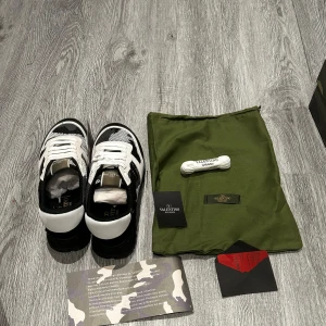 Valentino Rockrunner  - Säljer nu ett par riktigt feta valentino rockrunners box och massa andra tillbehör följer med tveka inte ens på att höra av er pris kan diskuteras vid snabb affär 