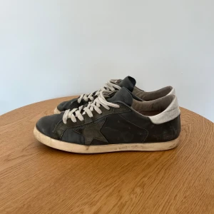 Golden goose - Ett par perfekta sommar skor i bra skick, inget og följer med. Storlek :42 IT ca 43 EU. Har du några frågor så är de bara att fråga på. Priset per ej hugget i sten!!!🤩🤩🤩