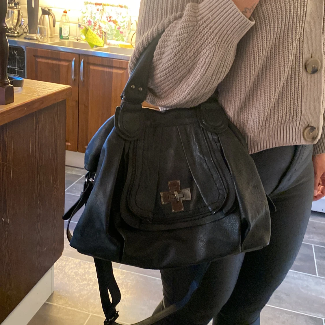 Svart handväska med axelrem - 4