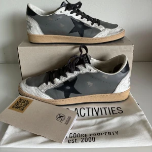 Golden goose ballstar - Sjukt snygga golden goose ballstar skor. De är i ett fint skick (8/10). Boxen, dustbagen och äkthetscertifikatet följer med. Skriv gärna vid funderingar!