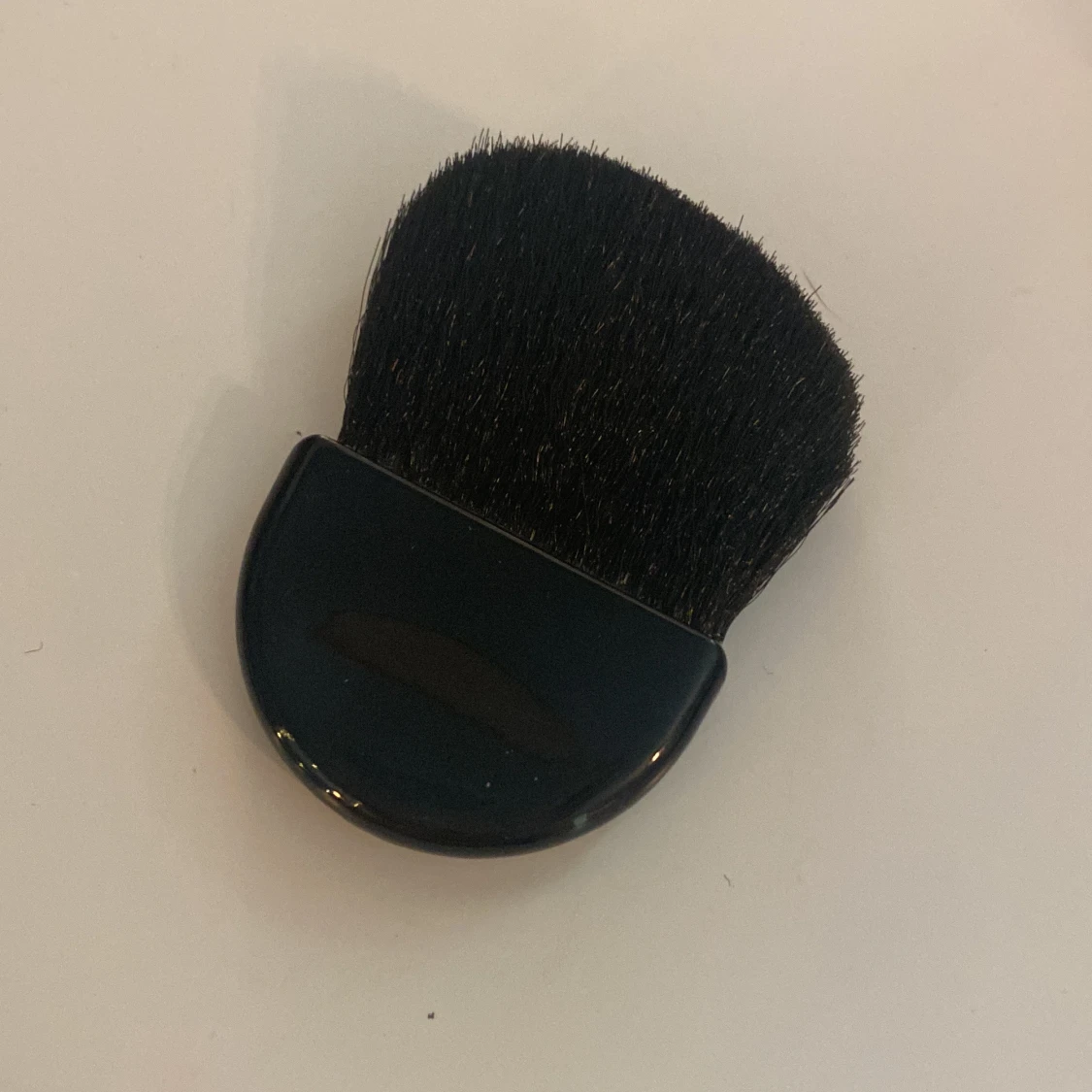 Svart kompakt sminkborste - 1