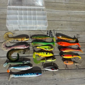 Stor blandad beteslåda  - Betesboxen medföljer, 4 stycken shallow stingrar medföljer. 2 jigghuvuden med shallow skruv, samt ett rip system. Med 2 shallow skruv och massa olika vikter som man enkelt kan sätta på. De flesta dragen och jiggarna är i nyskick. 3 stycken har bitmärken men det syns på bilderna. //// bara att fråga vid intresse 🙋‍♂️:) Nypris för detta ca 1850kr