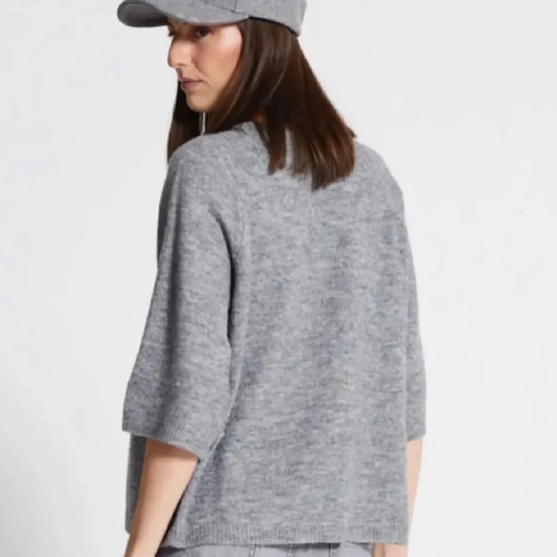 Grå stickad tröja med vida ärmar - 1