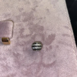 Pandora berlock - Fin berlock från Pandoraz rund med svarta och silvriga strass stenar. Fint skick 