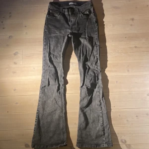 Grå bootcut jeans från Perfect Jeans - Säljer ett par gråa bootcut jeans från Perfect Jeans. Jeansen har klassisk femficksdesign, normal passform upptill och utsvängda ben. Perfekta för dig som gillar en retroinspirerad look med lite extra vidd nertill.