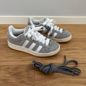 Adidas campus 00s - Säljer mina Adidas Campus 00s pga att de är en för liten storlek. Perfekta för både vardag och streetwear, med skön passform och tidlös design. Ord. pris: 1 449 kr. Mitt pris: 1 000 kr